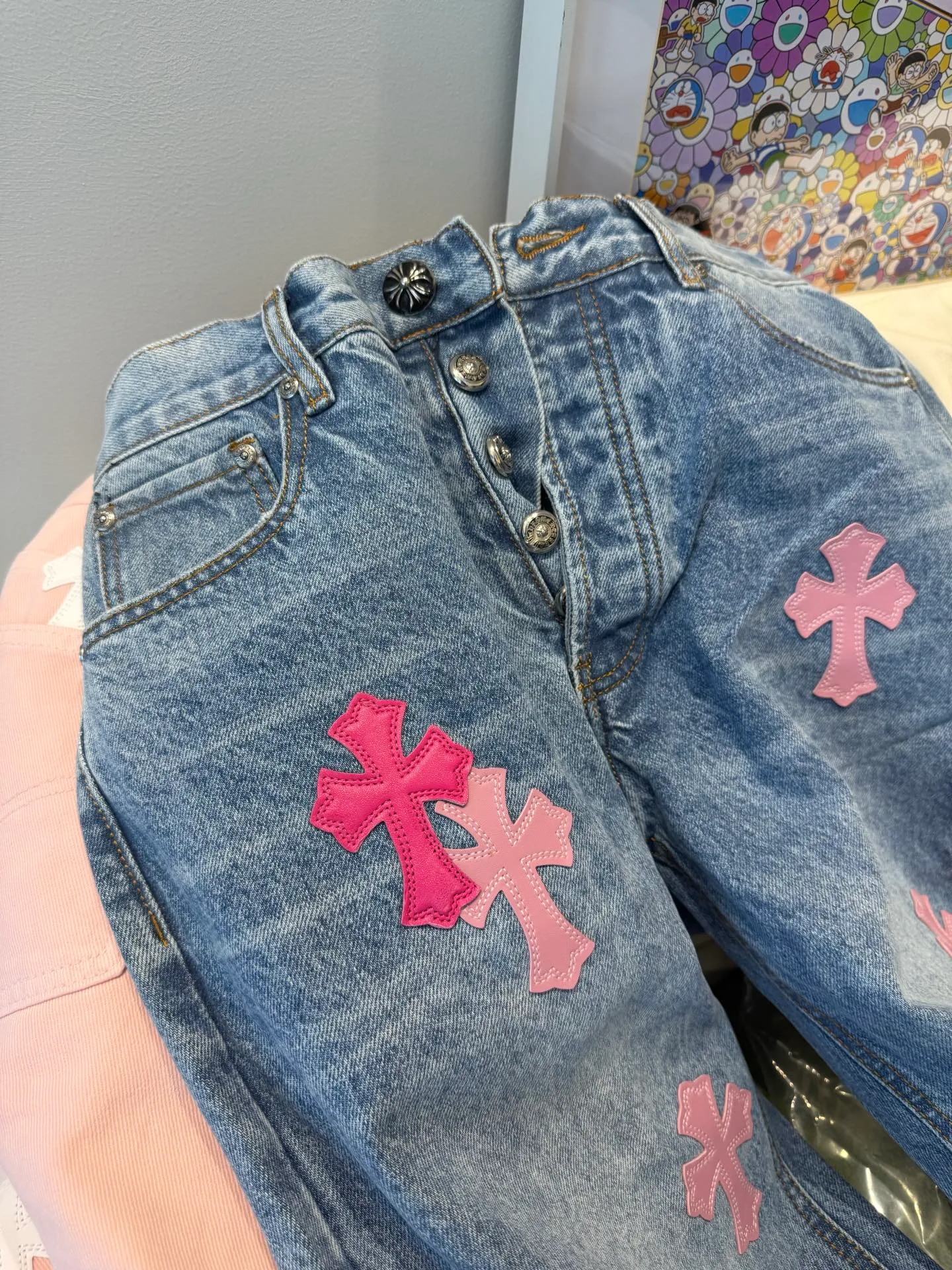 P280 model number D: 311 Chrome hearts CH grams new classic cross patch leather jeans Size: s-XXL (28 30 32 34 36) Color: washed blue Size reference 28 pants length 100 waist circumference 72 30 pants length 101 waist circumference 76 32 pants length 103 waist circumference 80 34 pants length 104 waist circumference 84 36 pants length 106 waist circumference 88